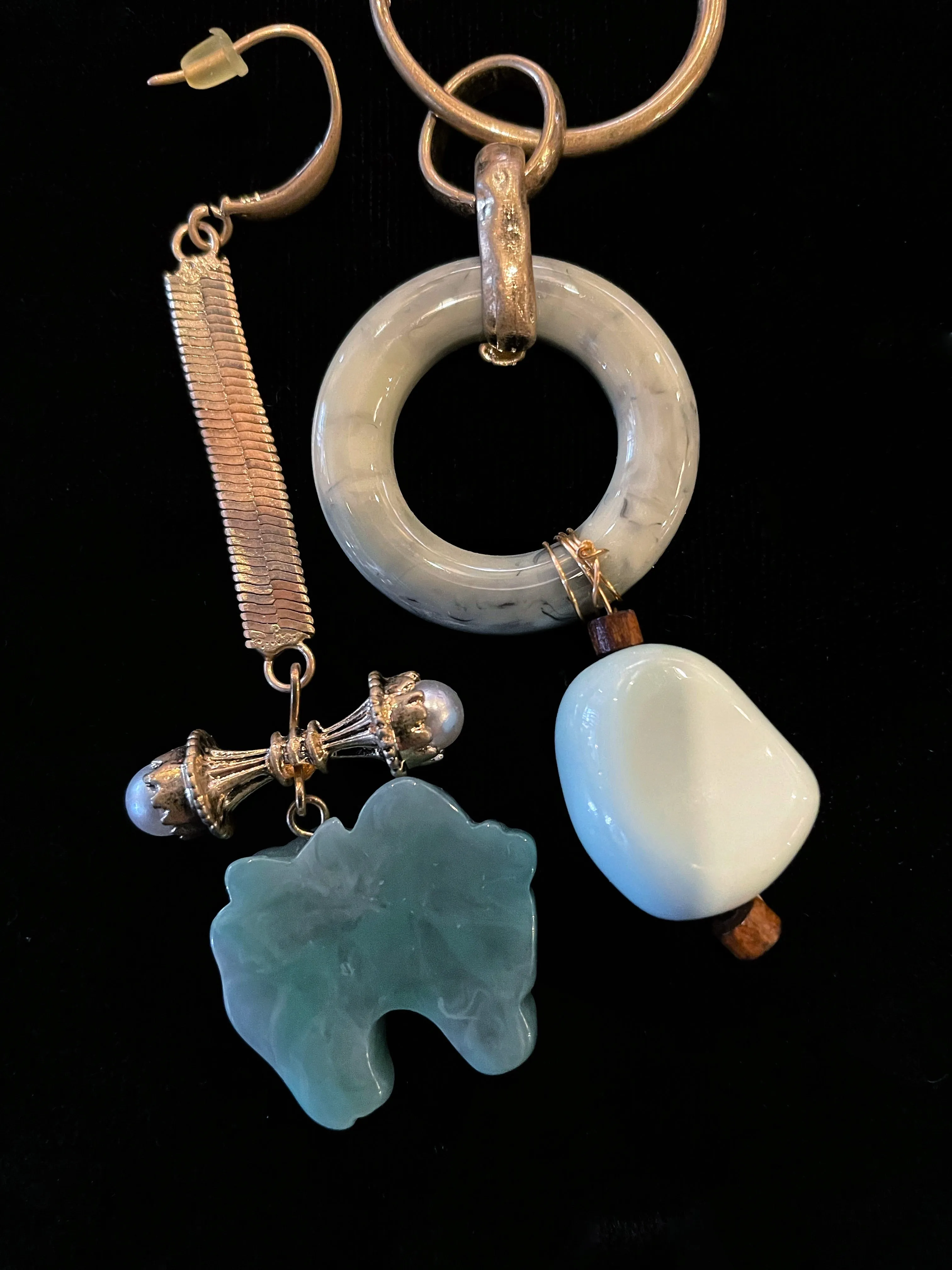 A PAIR OF MISMATCHED SCULPTURAL EARRINGS
