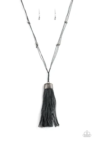 Brush It Off Silver
Necklace Paparazzi