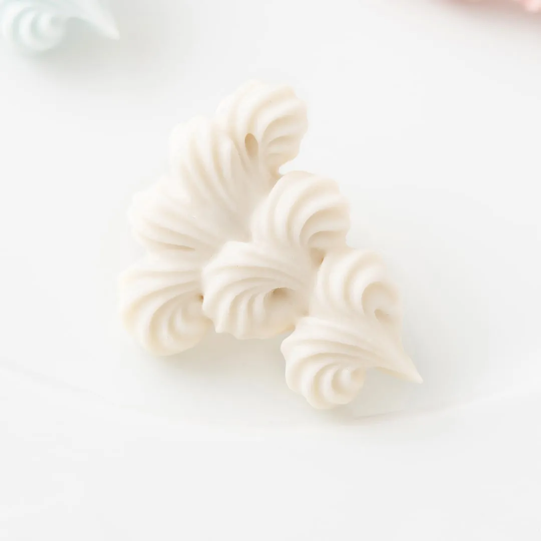 Elegant Buttercream Clip-On Earring (White / Single)【Japan Jewelry】