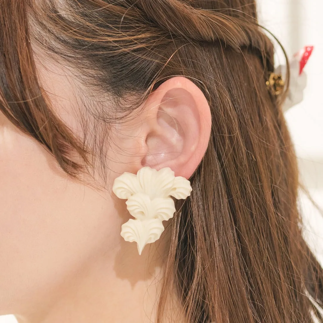 Elegant Buttercream Clip-On Earring (White / Single)【Japan Jewelry】
