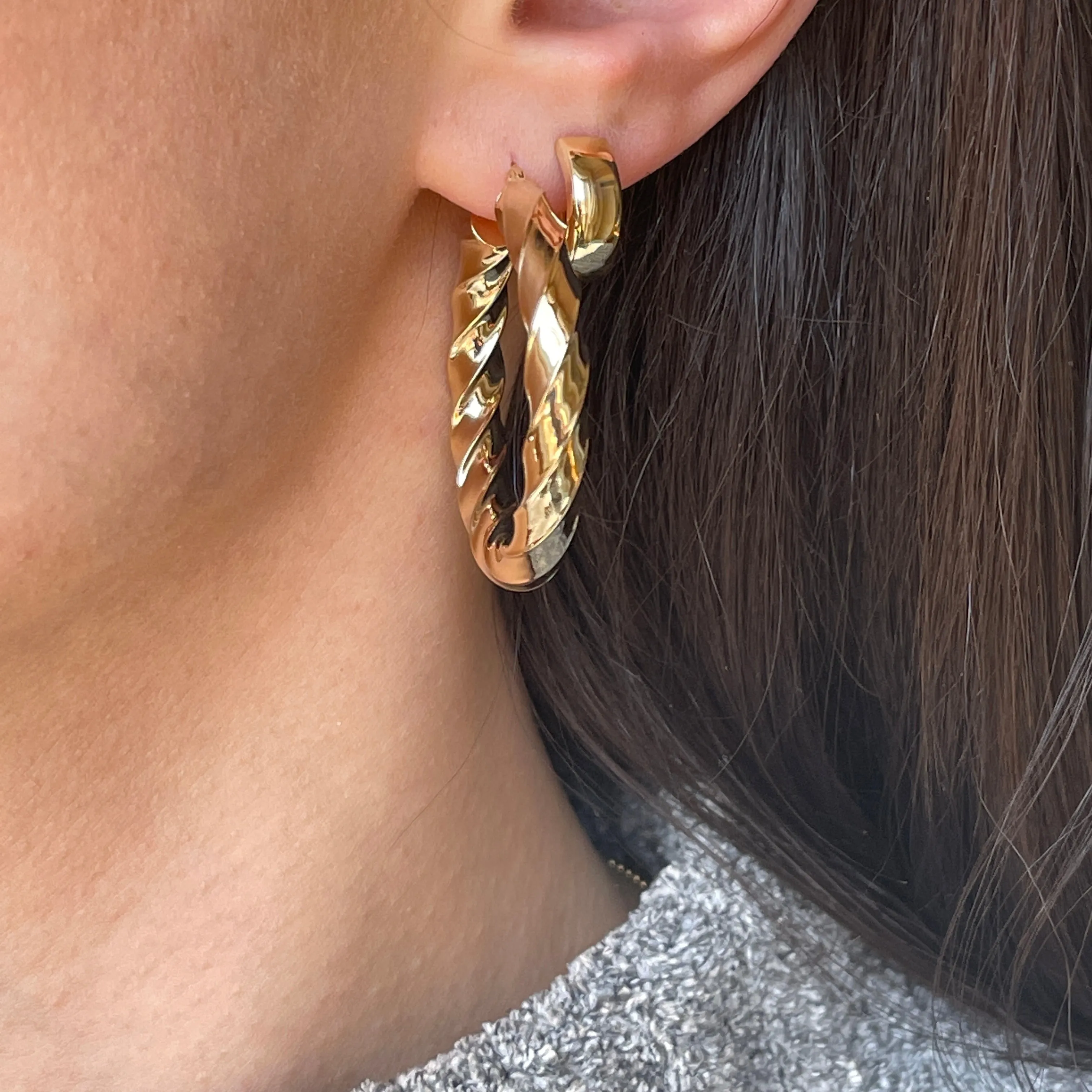 Estate 14KT Yellow Gold Polished Twisted 5mm Tube Hoop Earrings 27mm