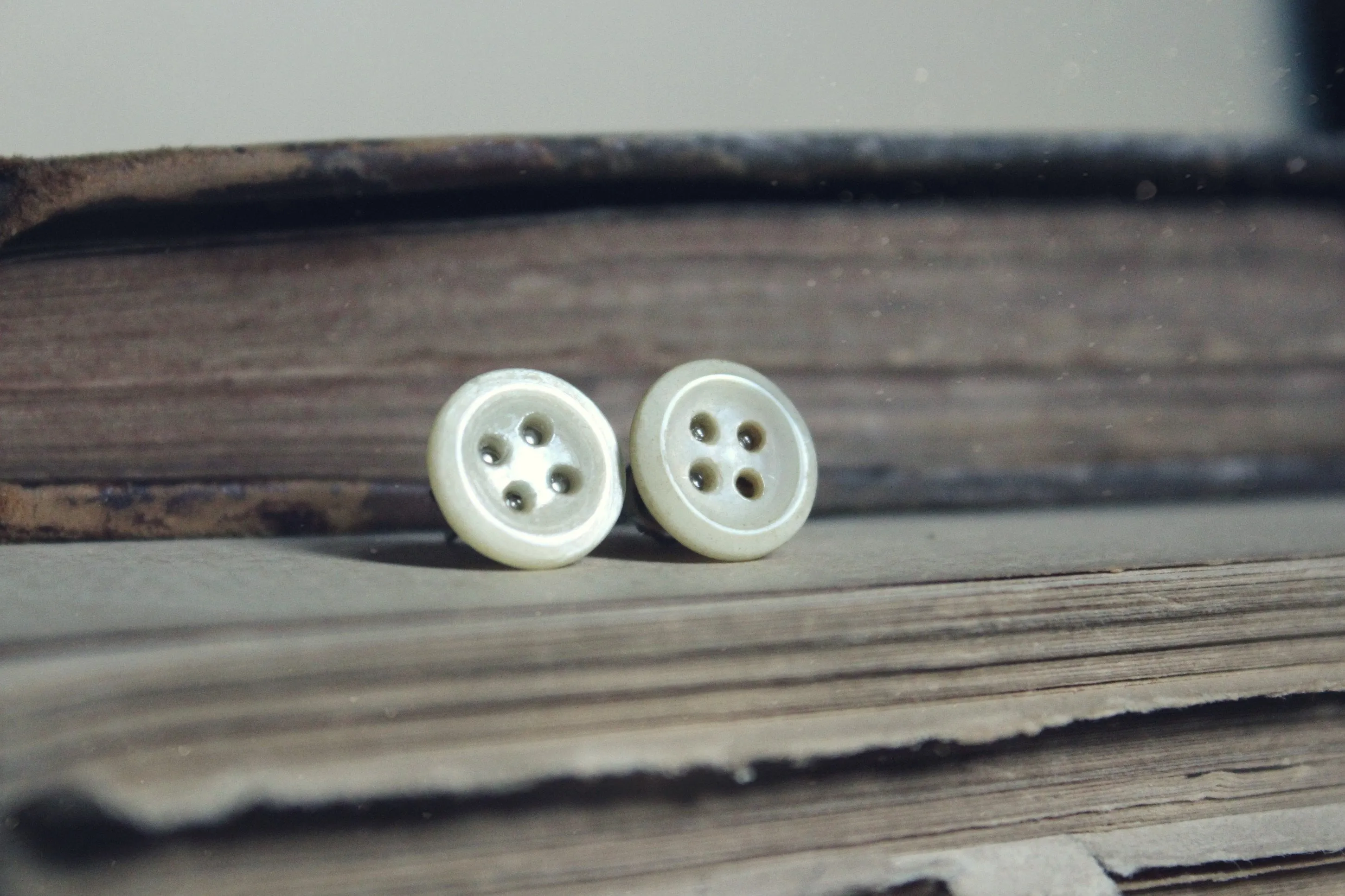 Folk 004. Vintage White Mother of Pearl Shell Button Stud Earrings.