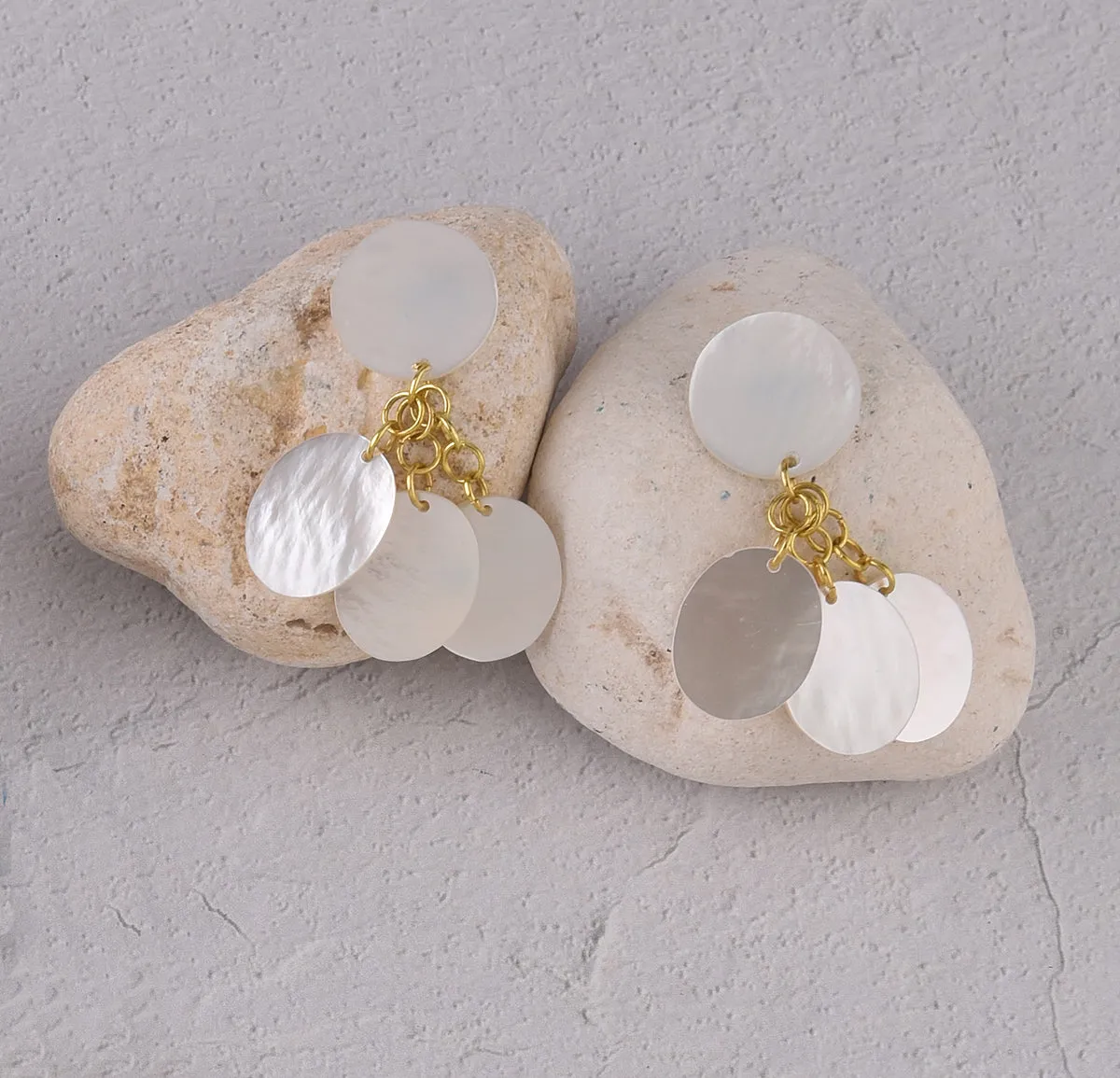 MOTHER OF PEARL DISC DROP EARRINGS. WHITE