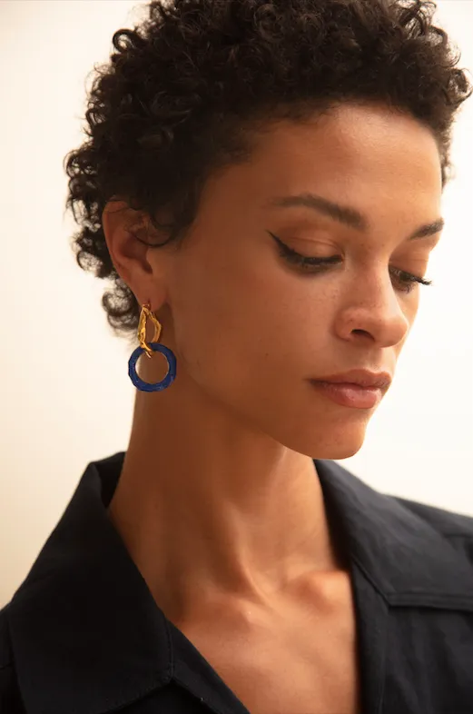 WAVE HOOP EARRINGS WITH ENAMEL LINK